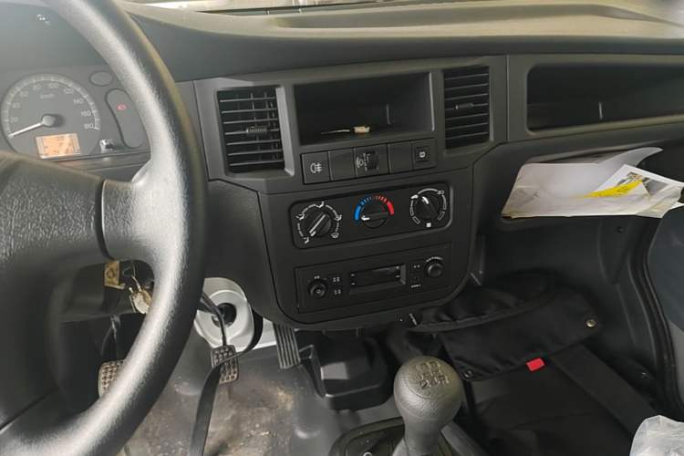 Used Wuling Zhiguang 2023 1.5L Practical Version 5/7 Seats Audio And AC Panel