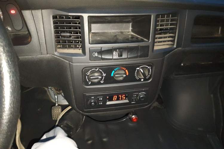 Used Wuling Zhiguang 2023 1.5L Utility Version with Enclosed Windows 2 Seats Audio And AC Panel