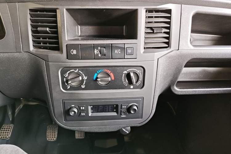 Used Wuling Zhiguang 2023 1.5L Practical Version 5/7 Seats Audio And AC Panel