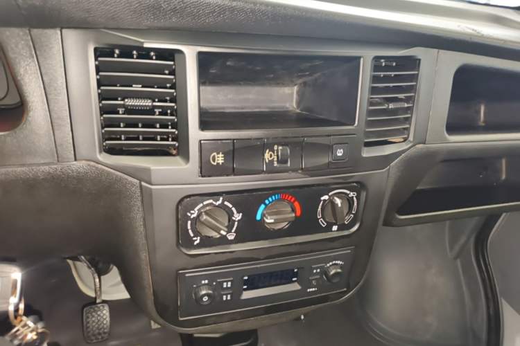 Used Wuling Zhiguang 2023 1.5L Practical Version 5/7 Seats Audio And AC Panel
