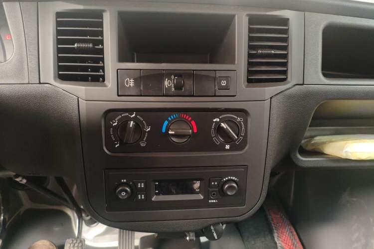 Used Wuling Zhiguang 2023 1.5L Practical Version 5/7 Seats Audio And AC Panel