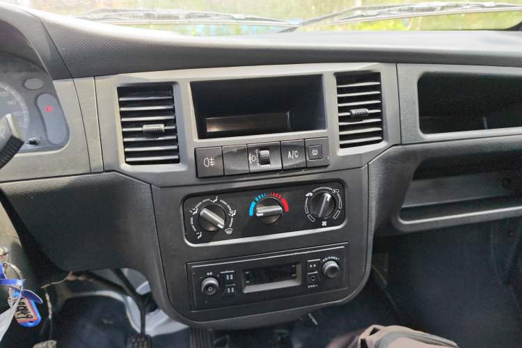Used Wuling Zhiguang 2023 1.5L Practical Version 5/7 Seats Audio And AC Panel