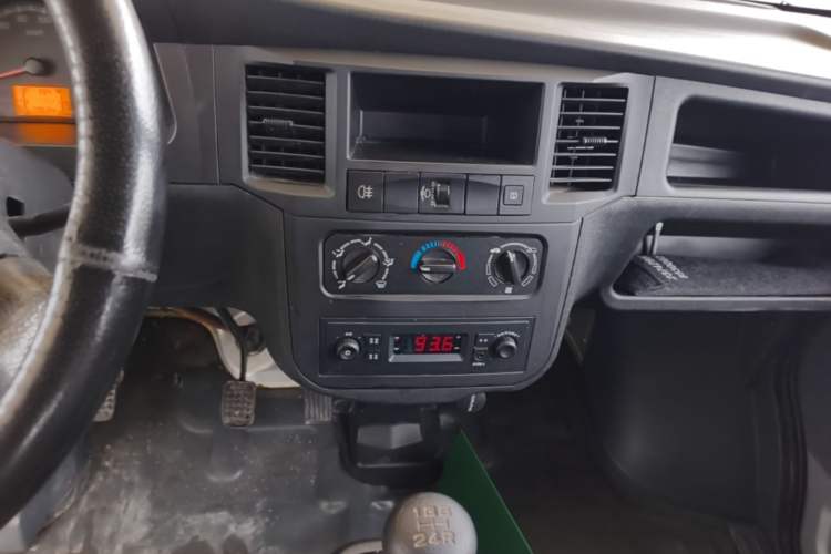 Used Wuling Zhiguang 2023 1.5L Practical Version 5/7 Seats Audio And AC Panel