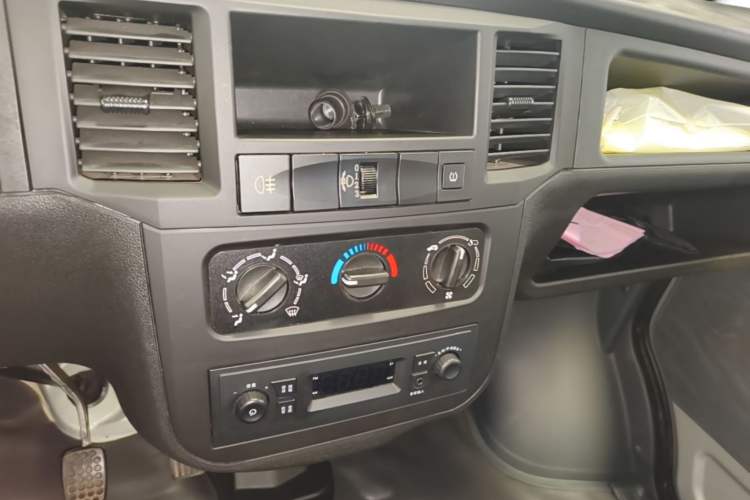 Used Wuling Zhiguang 2023 1.5L Practical Version 5/7 Seats Audio And AC Panel