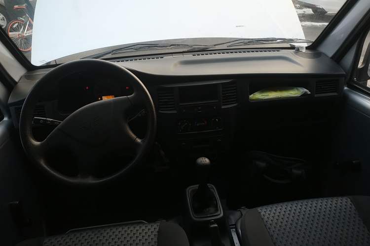 Used Wuling Zhiguang 2023 1.5L Practical Version 5/7 Seats Center Console