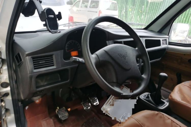 Used Wuling Zhiguang 2023 1.5L Practical Version 5/7 Seats Center Console