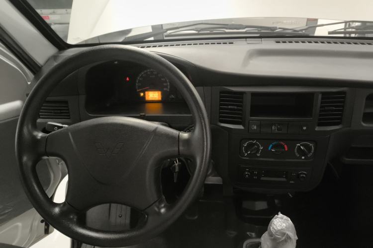 Used Wuling Zhiguang 2023 1.5L Practical Version 5/7 Seats Center Console