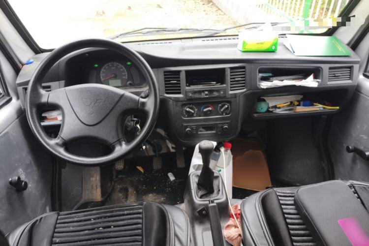 Used Wuling Zhiguang 2023 1.5L Practical Version 5/7 Seats Center Console