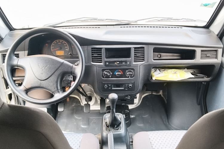 Used Wuling Zhiguang 2023 1.5L Practical Version 5/7 Seats Center Console