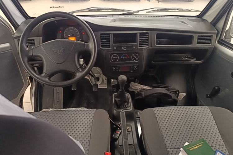 Used Wuling Zhiguang 2023 1.5L Practical Version 5/7 Seats Center Console
