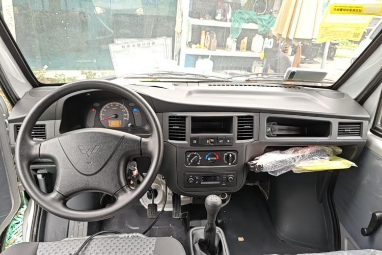 Used Wuling Zhiguang 2023 1.5L Practical Version 5/7 Seats Center Console