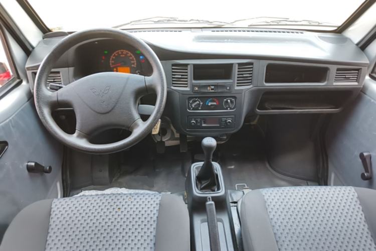 Used Wuling Zhiguang 2023 1.5L Practical Version 5/7 Seats Center Console