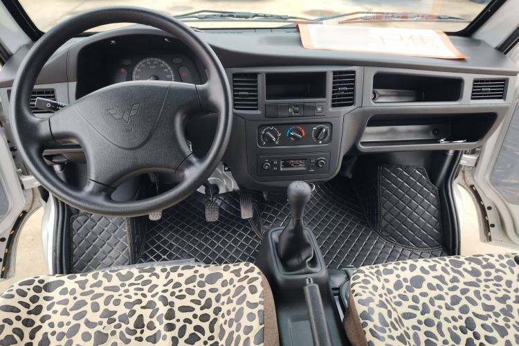 Used Wuling Zhiguang 2023 1.5L Practical Version 5/7 Seats Center Console
