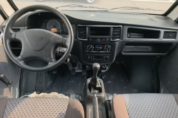 Used Wuling Zhiguang 2023 1.5L Practical Version 5/7 Seats Center Console