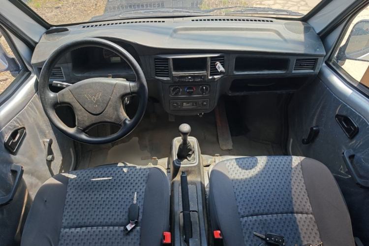 Used Wuling Zhiguang 2023 1.5L Practical Version 5/7 Seats Center Console