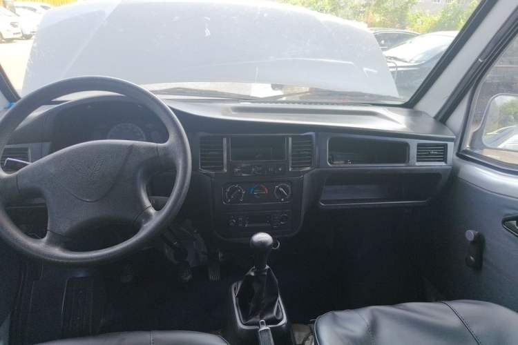 Used Wuling Zhiguang 2023 1.5L Practical Version 5/7 Seats Center Console