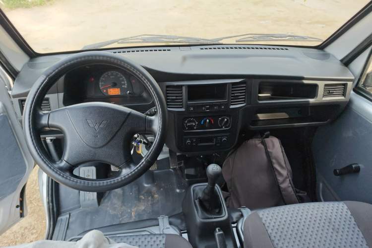 Used Wuling Zhiguang 2023 1.5L Practical Version 5/7 Seats Center Console