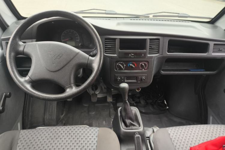 Used Wuling Zhiguang 2023 1.5L Practical Version 5/7 Seats Center Console