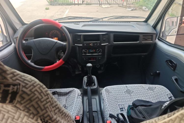 Used Wuling Zhiguang 2023 1.5L Practical Version 5/7 Seats Center Console