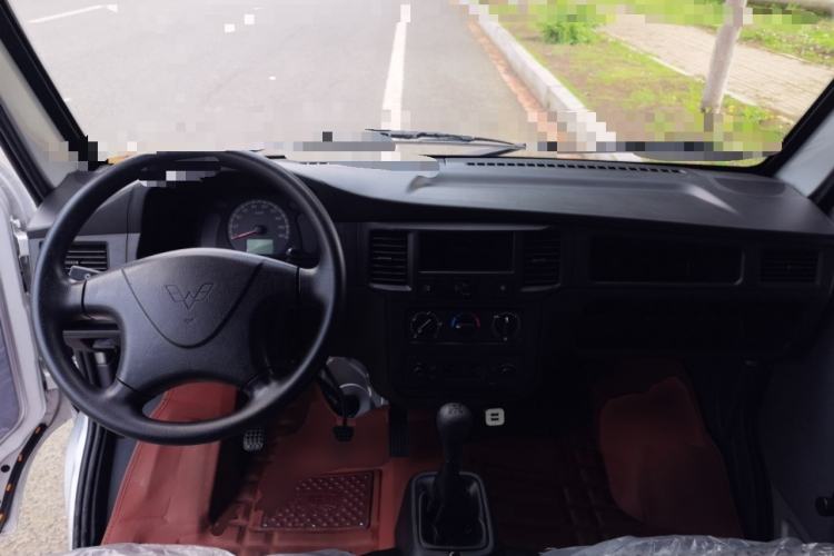 Used Wuling Zhiguang 2023 1.5L Practical Version 5/7 Seats Center Console