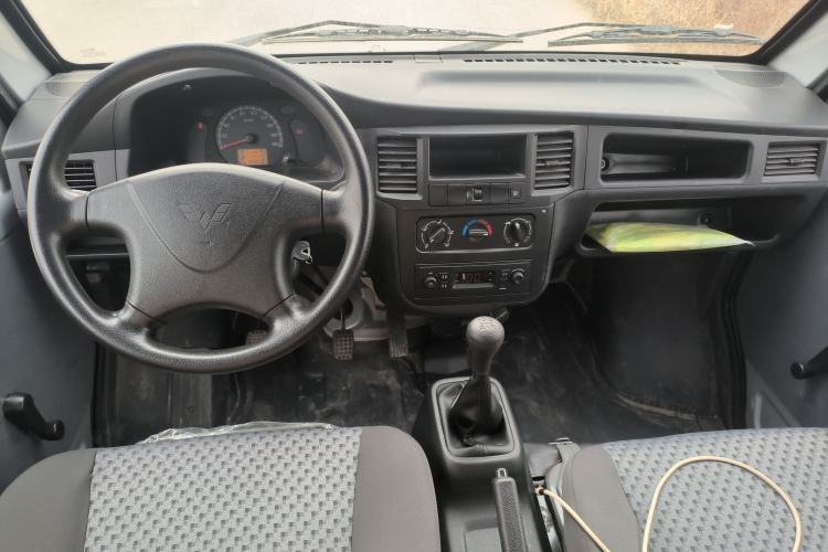 Used Wuling Zhiguang 2023 1.5L Practical Version 5/7 Seats Center Console