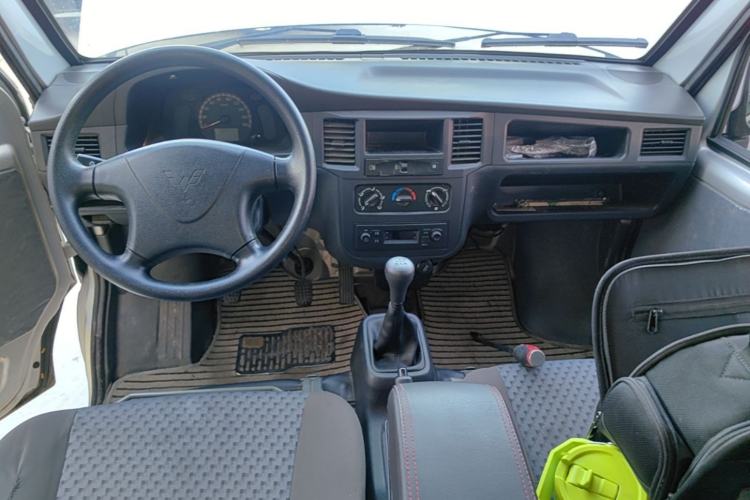 Used Wuling Zhiguang 2023 1.5L Practical Version 5/7 Seats Center Console