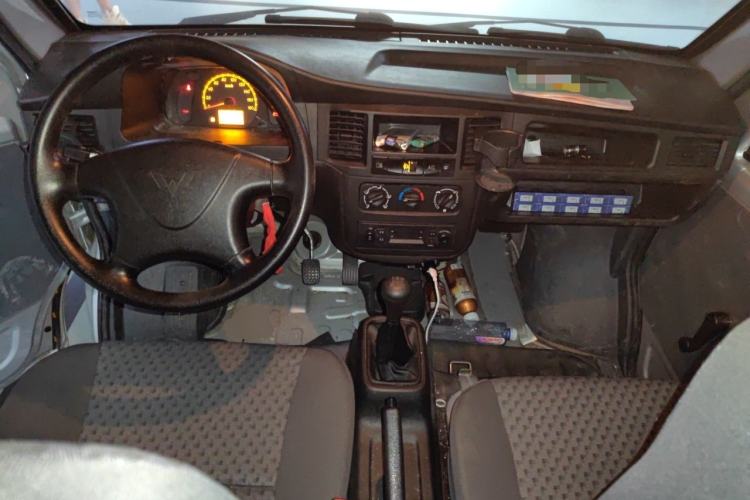 Used Wuling Zhiguang 2023 1.5L Practical Version 5/7 Seats Center Console