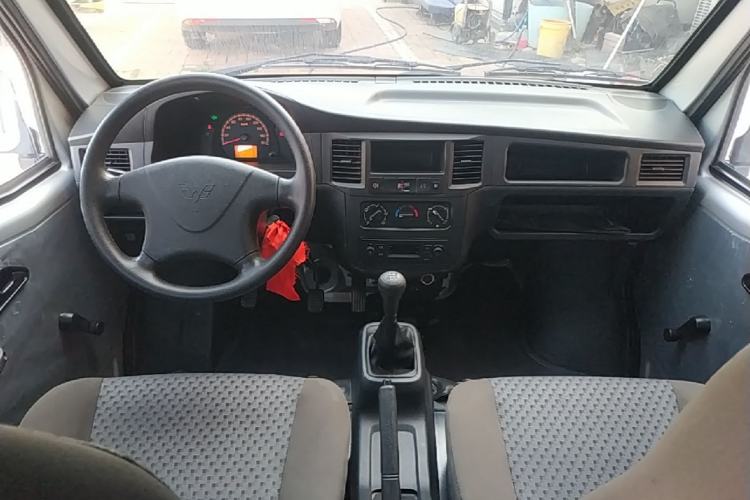 Used Wuling Zhiguang 2023 1.5L Practical Version 5/7 Seats Center Console