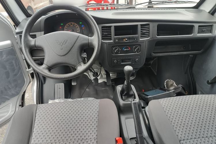 Used Wuling Zhiguang 2023 1.5L Practical Version 5/7 Seats Center Console