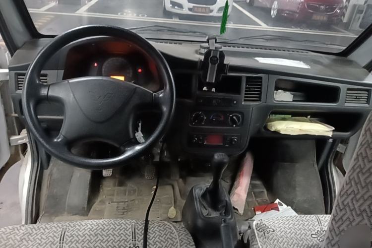Used Wuling Zhiguang 2023 1.5L Practical Version 5/7 Seats Center Console