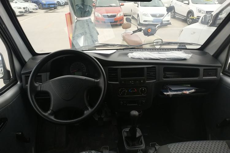 Used Wuling Zhiguang 2023 1.5L Practical Version 5/7 Seats Center Console