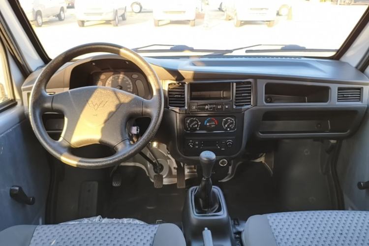 Used Wuling Zhiguang 2023 1.5L Practical Version 5/7 Seats Center Console