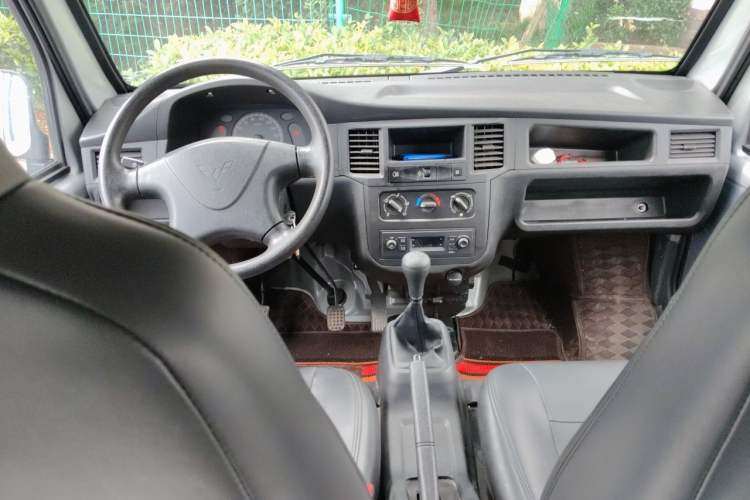 Used Wuling Zhiguang 2023 1.5L Practical Version 5/7 Seats Center Console