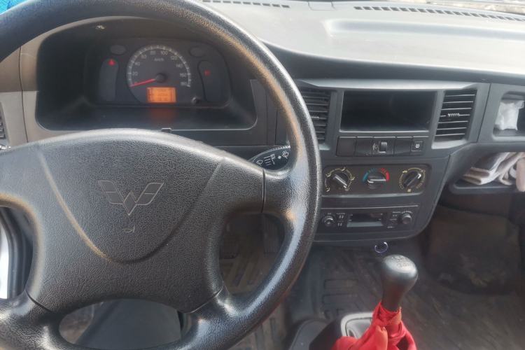 Used Wuling Zhiguang 2023 1.5L Practical Version 5/7 Seats Center Console