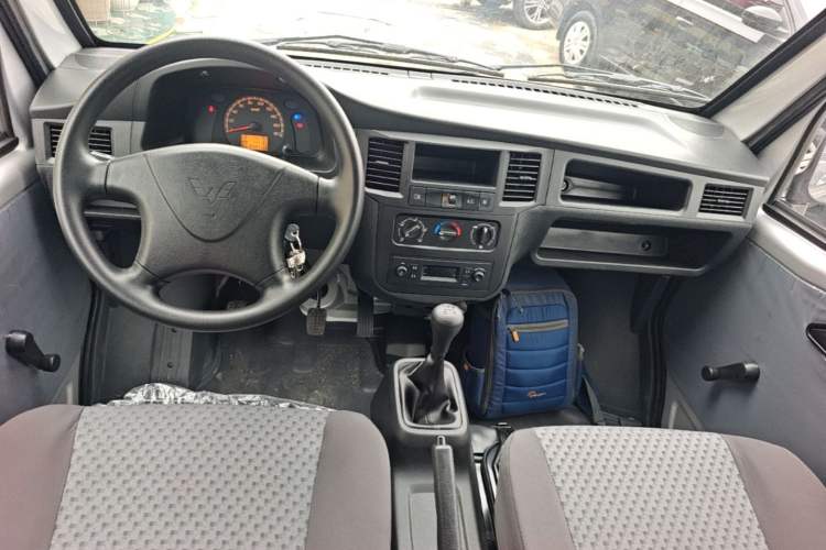 Used Wuling Zhiguang 2023 1.5L Practical Version 5/7 Seats Center Console