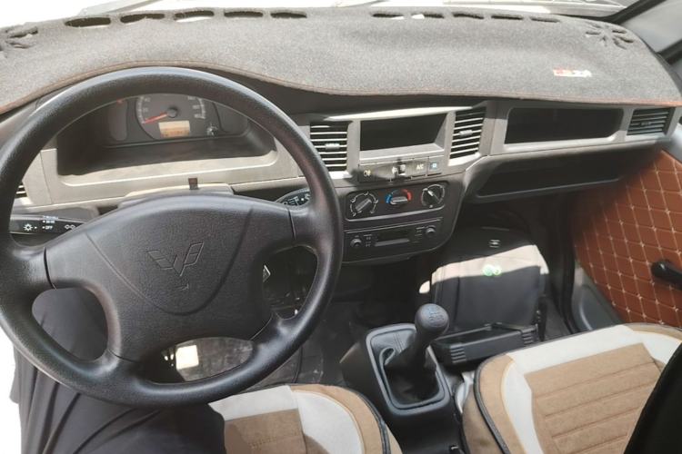 Used Wuling Zhiguang 2023 1.5L Practical Version 5/7 Seats Center Console