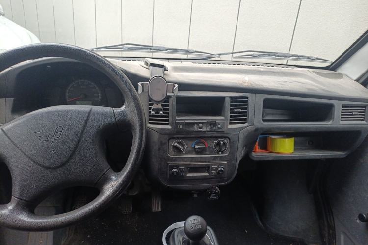 Used Wuling Zhiguang 2023 1.5L Practical Version 5/7 Seats Center Console