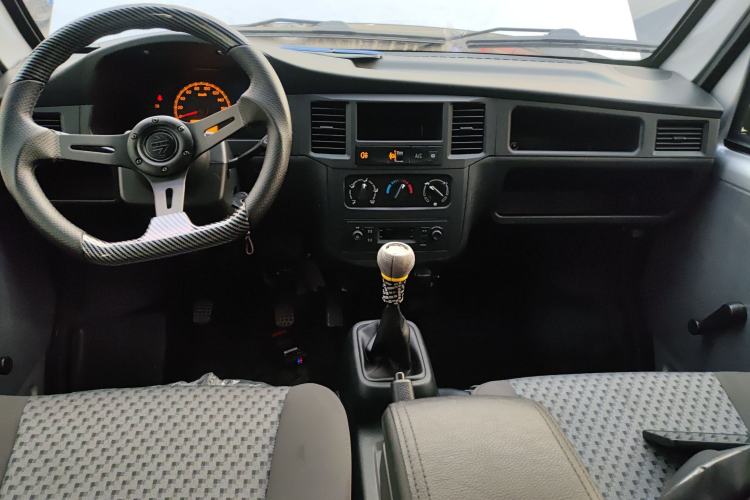 Used Wuling Zhiguang 2023 1.5L Practical Version 5/7 Seats Center Console