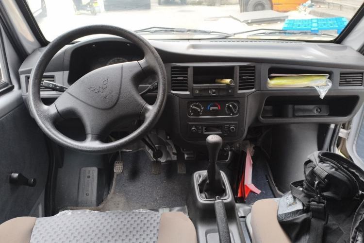 Used Wuling Zhiguang 2023 1.5L Practical Version 5/7 Seats Center Console