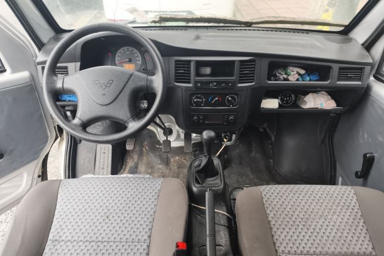 Used Wuling Zhiguang 2023 1.5L Practical Version 5/7 Seats Center Console