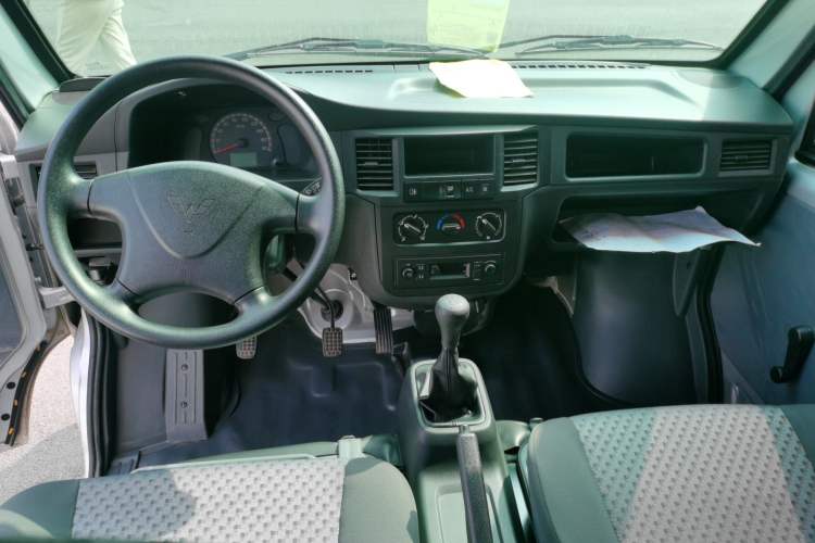 Used Wuling Zhiguang 2023 1.5L Practical Version 5/7 Seats Center Console