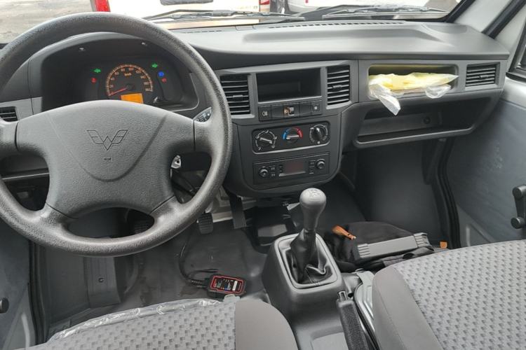 Used Wuling Zhiguang 2023 1.5L Practical Version 5/7 Seats Center Console