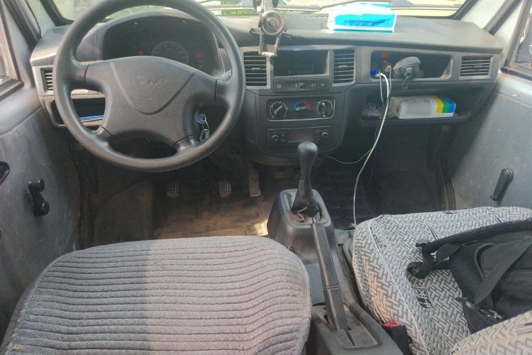 Used Wuling Zhiguang 2023 1.5L Practical Version 5/7 Seats Center Console