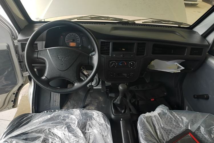 Used Wuling Zhiguang 2023 1.5L Practical Version 5/7 Seats Center Console