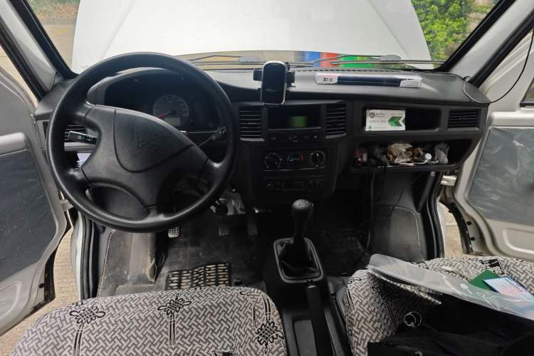 Used Wuling Zhiguang 2023 1.5L Practical Version 5/7 Seats Center Console