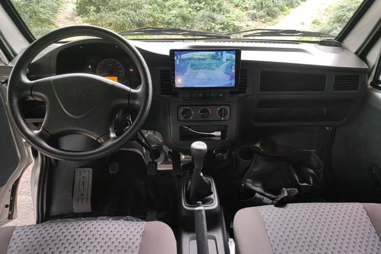 Used Wuling Zhiguang 2023 1.5L Practical Version 5/7 Seats Center Console