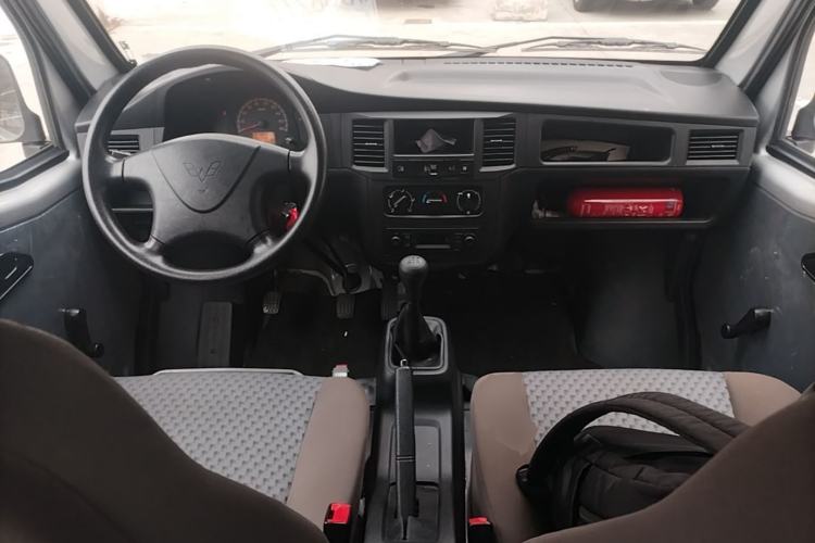 Used Wuling Zhiguang 2023 1.5L Practical Version 5/7 Seats Center Console