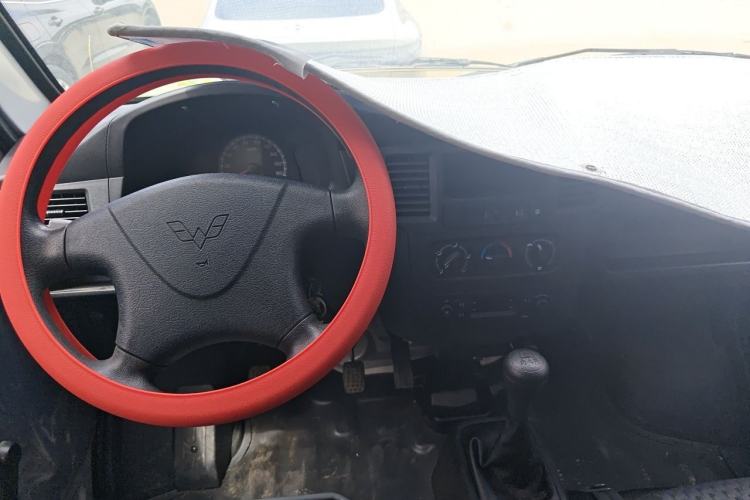 Used Wuling Zhiguang 2023 1.5L Practical Version 5/7 Seats Center Console