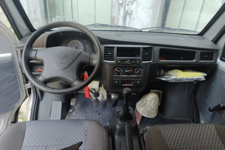 Used Wuling Zhiguang 2023 1.5L Practical Version 5/7 Seats Center Console