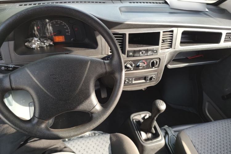 Used Wuling Zhiguang 2023 1.5L Practical Version 5/7 Seats Center Console